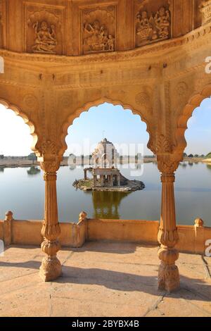 Alte jain cenotaphs auf See in jaisalmer indien Stockfoto