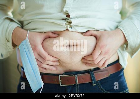 Ubergewicht Mann Seinen Fetten Korper Reflexion Kontrolle In Spiegel Bauch Stretch Mark Stockfotografie Alamy