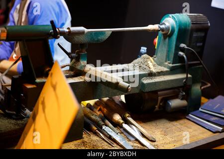 London, UK - Februar 2020: Alte und schmutzige Drehmaschine. Stockfoto