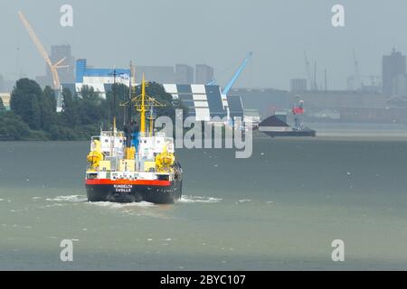 Containerschiff mit Containern Stockfoto