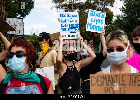 Demonstranten tragen während eines friedlichen Protestes in Los Angeles zu Ehren von George Floyd Schilder Stockfoto