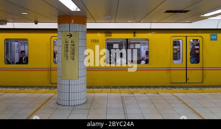 Tokyo Metro Ginza Linie U-Bahn-Zug am Bahnhofsplatz. Stockfoto