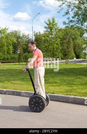 Ein Mann auf einem Elektroroller- Stockfoto