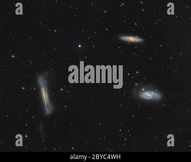 Das ‘Leo Triplet’ besteht aus Messier 65, Messier 66 und NGC 3628 – Galaxien, die etwa 30-35 Millionen Lichtjahre von der Erde entfernt liegen. Stockfoto