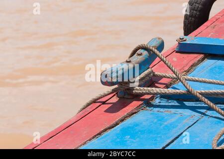 Liegeplatz-Seil mit einem kleinen Fischerboot in Vietnam Stockfoto