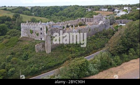 Luftaufnahme von Manorbier Castle, Pembrokeshire Wales, Großbritannien Stockfoto