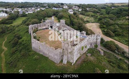 Luftaufnahme von Manorbier Castle, Pembrokeshire Wales, Großbritannien Stockfoto