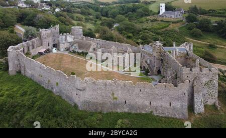 Luftaufnahme von Manorbier Castle, Pembrokeshire Wales, Großbritannien Stockfoto