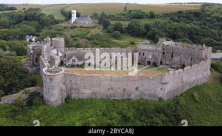 Luftaufnahme von Manorbier Castle, Pembrokeshire Wales, Großbritannien Stockfoto