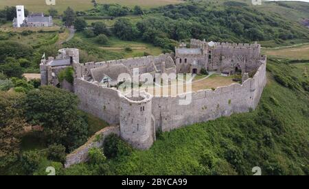 Luftaufnahme von Manorbier Castle, Pembrokeshire Wales, Großbritannien Stockfoto