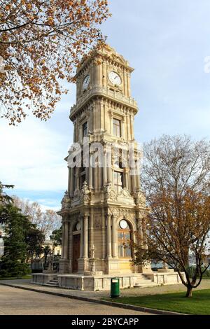 Turm mit Uhr im Dolmabahçe-Palast - istanbul Stockfoto