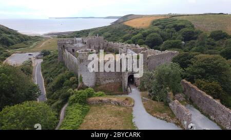 Luftaufnahme von Manorbier Castle, Pembrokeshire Wales, Großbritannien Stockfoto