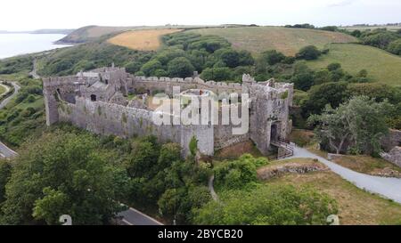 Luftaufnahme von Manorbier Castle, Pembrokeshire Wales, Großbritannien Stockfoto