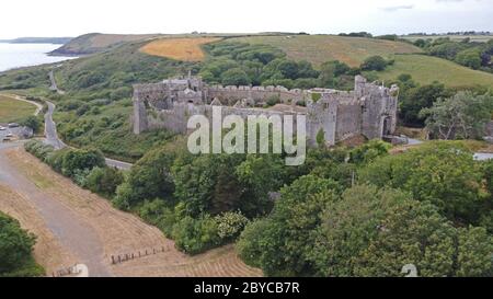 Luftaufnahme von Manorbier Castle, Pembrokeshire Wales, Großbritannien Stockfoto