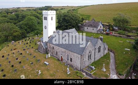 Luftaufnahme der Manorbier Church Pembrokeshire, Wales, Großbritannien Stockfoto