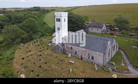 Luftaufnahme der Manorbier Church Pembrokeshire, Wales, Großbritannien Stockfoto