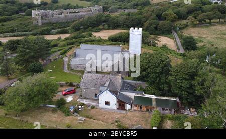 Luftaufnahme der Manorbier Church Pembrokeshire, Wales, Großbritannien Stockfoto