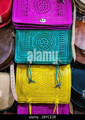 FES, MAROKKO - CA. MAI 2018: Ledertaschen und -Waren zum Verkauf in der Chouara Tannery in Fes. Erbaut im 11. Jahrhundert, ist es die größte Gerberei in Stockfoto