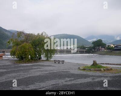 Die Togetsu-kyo Brücke und der Katsura Fluss am Morgen vom Arashiyama Park Nakanoshima Gebiet in Kyoto, Japan. Stockfoto