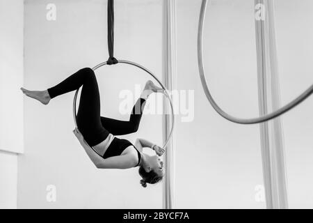 Eine kolumbianische Lufttänzerin tritt während einer Trainingseinheit in einem Fitnessstudio in Medellín, Kolumbien, auf. Stockfoto