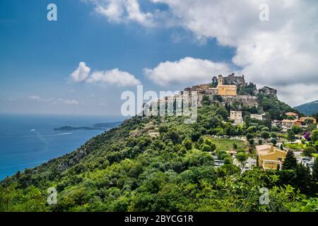 Blick auf Èze-Village mit Chapelle de la Sainte Croix, Französische Riviera, Departement Alpes-Maritimes; Frankreich Stockfoto