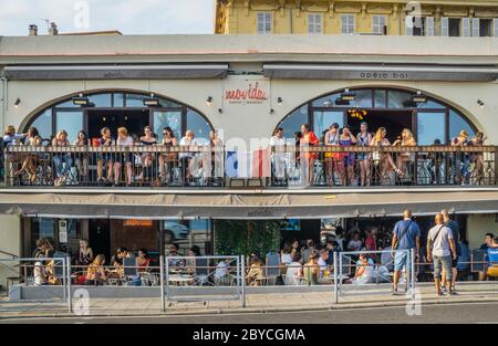 Beliebte Movida Bar im Quai des Etats-Unis an der schönen Küste, Französisch Riviera, Provence-Alpes-Côte d'Azur, Frankreich Stockfoto