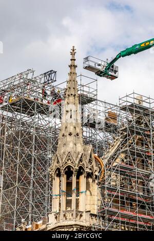 Paris, Frankreich - 9. Juni 2020: Arbeiter beginnen, das Gerüst zu demontieren, ein Jahr nach dem Brand der Kathedrale Notre-Dame in Paris Stockfoto