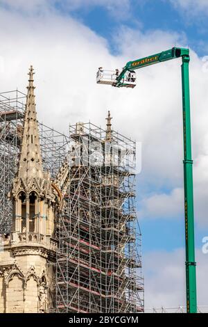 Paris, Frankreich - 9. Juni 2020: Arbeiter beginnen, das Gerüst zu demontieren, ein Jahr nach dem Brand der Kathedrale Notre-Dame in Paris Stockfoto