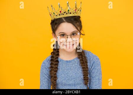 Machen Sie Ihre Schönheit zu einem Accessoire. Kleine Schönheit Königin gelben Hintergrund. Schönheit Look von kleinen Mädchen. Junior Abschlussball Partei. Schönheit und Mode. Hervorheben Ihrer besten Funktionen. Stockfoto