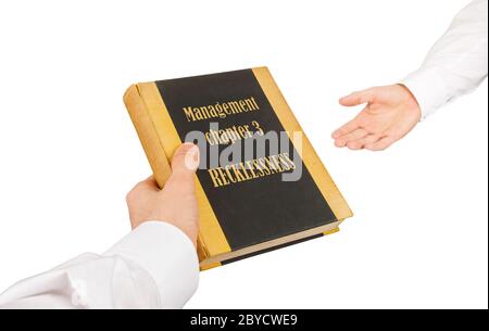 Geschäftsmann, ein weiterer Geschäftsmann ein gebrauchtes Buch verleihen Stockfoto