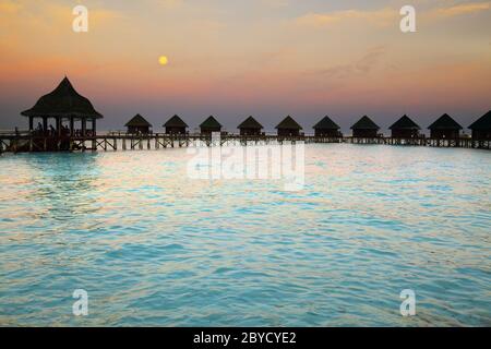 Insel im Meer, Malediven. Nacht. Stockfoto