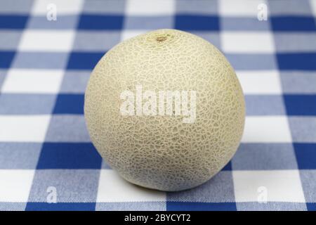 Melone auf einer karierten Tischdecke Stockfoto