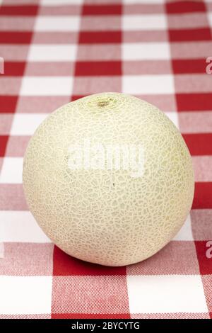Melone auf einer karierten Tischdecke Stockfoto