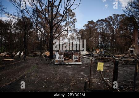 Die verbrannten Überreste der Brände, die Clifton Creek heimgesucht haben. Stockfoto