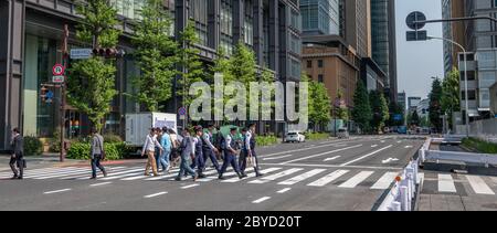 Menschen, die die Straße überqueren im Marunouchi-Viertel, Tokio, Japan Stockfoto