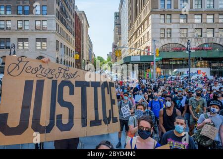 USA. Juni 2020. Tausende New Yorker versammelten sich am 9. Juni 2020 in der Brooklyn Borough Hall zu einem massiven marsch über die Brooklyn Bridge nach Manhattan und forderten Gerechtigkeit für alle Opfer von Polizeibrutalität und forderten laut dazu auf, die NYPD zu definanzieren und in Gemeinden zu investieren. (Foto: Erik McGregor/Sipa USA) Quelle: SIPA USA/Alamy Live News Stockfoto