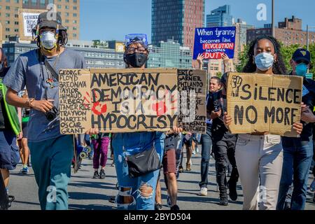 USA. Juni 2020. Tausende New Yorker versammelten sich am 9. Juni 2020 in der Brooklyn Borough Hall zu einem massiven marsch über die Brooklyn Bridge nach Manhattan und forderten Gerechtigkeit für alle Opfer von Polizeibrutalität und forderten laut dazu auf, die NYPD zu definanzieren und in Gemeinden zu investieren. (Foto: Erik McGregor/Sipa USA) Quelle: SIPA USA/Alamy Live News Stockfoto