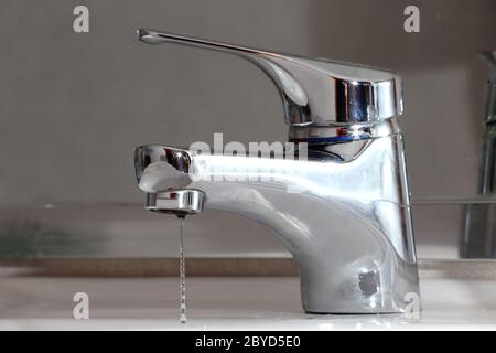 Badezimmer Waschbecken Mit Fliessendem Wasser Einhebel Monoblock Chrom Mischer Auf Waschbecken Tippen Stockfotografie Alamy