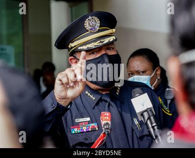 Houston, Usa. Juni 2020. Houston Police Chief Art Acevedo spricht vor der Beerdigung von George Floyd in der Fountain of Praise Kirche in Houston, Texas am Dienstag, den 9. Juni 2020, mit der Presse. George Floyd starb in Polizeigewahrsam in Minneapolis, Minnesota am 25. Mai 2020. Sein Tod löste weltweit Demonstrationen zur Bekämpfung von Rassismus und Gesetzgebung im Kongress für Reformen aus. Foto von Jemal Countess/UPI Quelle: UPI/Alamy Live News Stockfoto