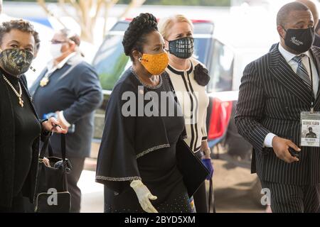 Houston, Usa. Juni 2020. Die US-Repräsentantin Sheila Jackson Lee kommt am Dienstag, den 9. Juni 2020, zur Beerdigung von George Floyd in der Fountain of Praise Church in Houston, Texas an. George Floyd starb in Polizeigewahrsam in Minneapolis, Minnesota am 25. Mai 2020. Sein Tod löste weltweit Demonstrationen zur Bekämpfung von Rassismus und Gesetzgebung im Kongress für Reformen aus. Foto von Trask Smith/UPI Quelle: UPI/Alamy Live News Stockfoto