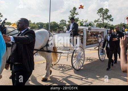 Houston, Usa. Juni 2020. Ein Pferdewagen trägt am Dienstag, den 9. Juni 2020, einen goldenen Sarg mit dem Körper von George Floyd zum Houston Memorial Gardens Cemetery in Pearland, Texas. George Floyd starb in Polizeigewahrsam in Minneapolis, Minnesota am 25. Mai 2020. Sein Tod löste weltweit Demonstrationen zur Bekämpfung von Rassismus und Gesetzgebung im Kongress für Reformen aus. Foto von Trask Smith/UPI Quelle: UPI/Alamy Live News Stockfoto