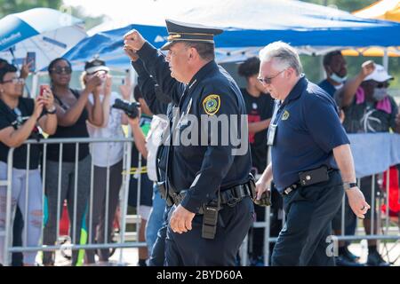 Houston, Usa. Juni 2020. Houston Chief of Police Art Acevedo marschiert am Dienstag, den 9. Juni 2020 vor dem Wagen, der George Floyds Sarg zum Houston Memorial Gardens Cemetery in Pearland, Texas trägt. George Floyd starb in Polizeigewahrsam in Minneapolis, Minnesota am 25. Mai 2020. Sein Tod löste weltweit Demonstrationen zur Bekämpfung von Rassismus und Gesetzgebung im Kongress für Reformen aus. Foto von Trask Smith/UPI Quelle: UPI/Alamy Live News Stockfoto