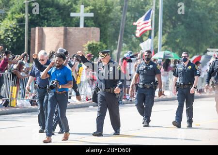 Houston, Usa. Juni 2020. Polizeibeamte aus Houston, einschließlich Chief of Police Art Acevedo, marschieren am Dienstag, den 9. Juni 2020 vor dem Wagen, der George Floyds Sarg zum Houston Memorial Gardens Cemetery in Pearland, Texas trägt. George Floyd starb in Polizeigewahrsam in Minneapolis, Minnesota am 25. Mai 2020. Sein Tod löste weltweit Demonstrationen zur Bekämpfung von Rassismus und Gesetzgebung im Kongress für Reformen aus. Foto von Trask Smith/UPI Quelle: UPI/Alamy Live News Stockfoto