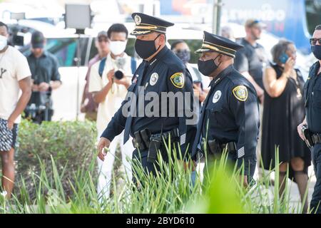Houston, Usa. Juni 2020. Houston Police Chief Art Acevedo kommt an der Fountain of Praise Church in Houston, Texas für die Beerdigung von George Floyd am Dienstag, 9. Juni 2020. George Floyd starb in Polizeigewahrsam in Minneapolis, Minnesota am 25. Mai 2020. Sein Tod löste weltweit Demonstrationen zur Bekämpfung von Rassismus und Gesetzgebung im Kongress für Reformen aus. Foto von Trask Smith/UPI Quelle: UPI/Alamy Live News Stockfoto