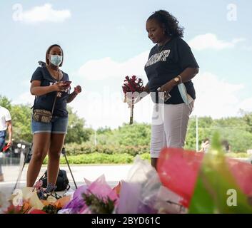 Houston, Usa. Juni 2020. Trauernde legen Blumen an einem provisorischen Denkmal für George Floyd an der Fountain of Praise Kirche in Houston, Texas am Dienstag, 9. Juni 2020. George Floyd starb in Polizeigewahrsam in Minneapolis, Minnesota am 25. Mai 2020. Sein Tod löste weltweit Demonstrationen zur Bekämpfung von Rassismus und Gesetzgebung im Kongress für Reformen aus. Foto von Jemal Countess/UPI Quelle: UPI/Alamy Live News Stockfoto