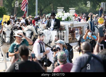 Ein Pferdewagen mit der Leiche von George Floyd nähert sich dem Friedhof Houston Memorial Gardens im Vorort Houston, wo er neben seiner Mutter begraben wird. Der Tod von Floyd, der Ende Mai von einem weißen Polizisten getötet wurde, löste weltweit Proteste gegen Rassismus und Polizeibrutalität aus. Stockfoto