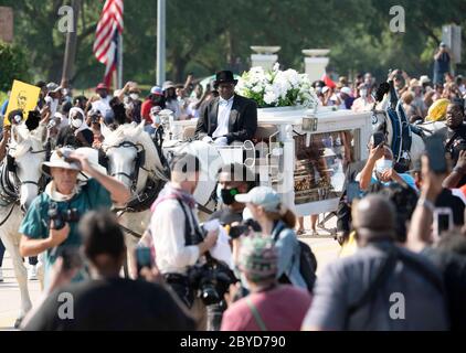 Ein Pferdewagen mit der Leiche von George Floyd nähert sich dem Friedhof Houston Memorial Gardens im Vorort Houston, wo er neben seiner Mutter begraben wird. Der Tod von Floyd, der Ende Mai von einem weißen Polizisten getötet wurde, löste weltweit Proteste gegen Rassismus und Polizeibrutalität aus. Stockfoto