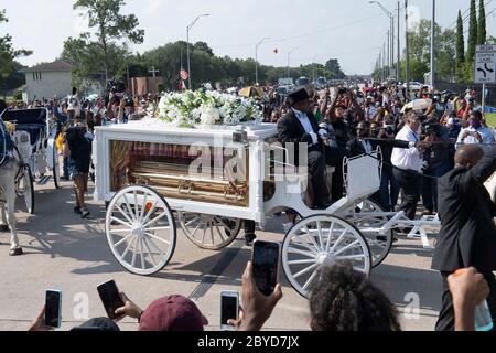 Ein Pferdewagen mit der Leiche von George Floyd nähert sich dem Friedhof Houston Memorial Gardens im Vorort Houston, wo er neben seiner Mutter begraben wird. Der Tod von Floyd, der Ende Mai von einem weißen Polizisten getötet wurde, löste weltweit Proteste gegen Rassismus und Polizeibrutalität aus. Stockfoto