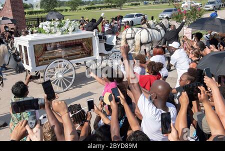 Ein Pferdewagen mit der Leiche von George Floyd nähert sich dem Friedhof Houston Memorial Gardens im Vorort Houston, wo er neben seiner Mutter begraben wird. Der Tod von Floyd, der Ende Mai von einem weißen Polizisten getötet wurde, löste weltweit Proteste gegen Rassismus und Polizeibrutalität aus. Stockfoto