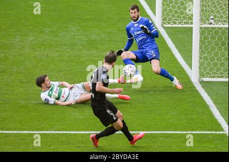 Filip Mladenovic (L) und Dusan Kuciak (R) aus Lechia sind während des polnischen Ekstraklasa-Spiels zwischen Lechia Danzig und Kracovia im Energa-Stadion in Aktion.(Endstand; Lechia Danzig 1:3 Kracovia) Stockfoto